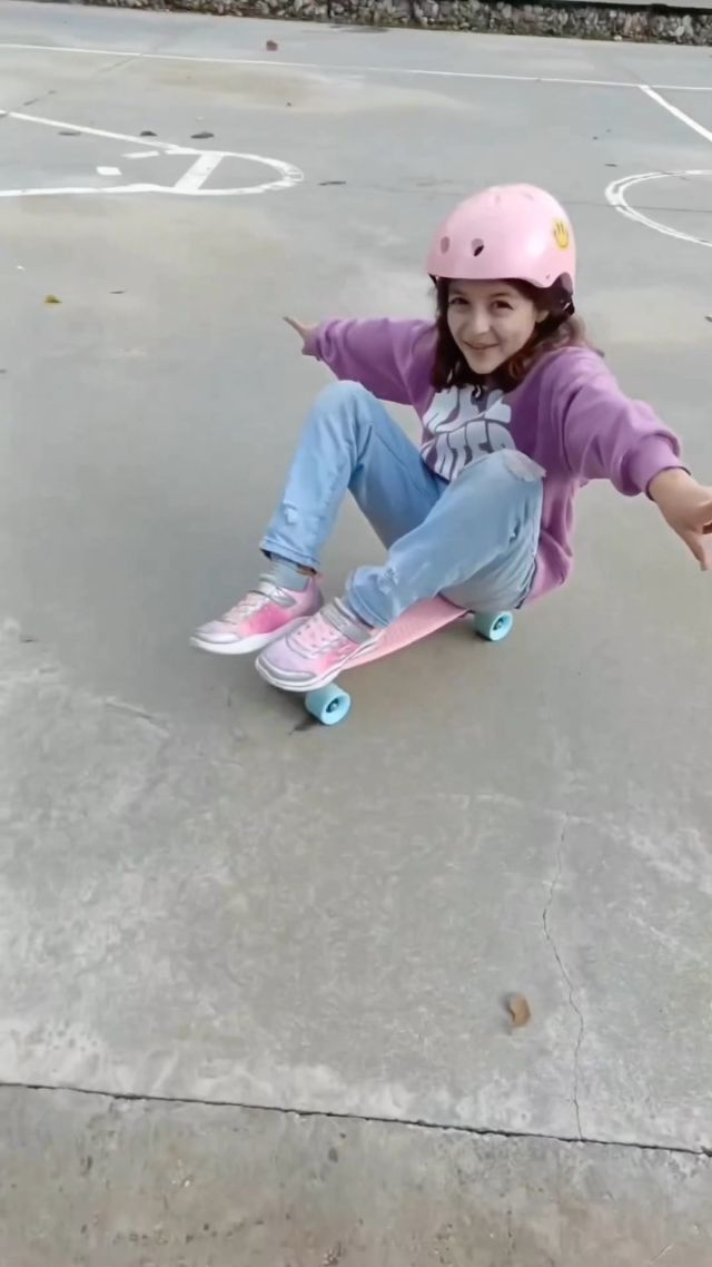 Nos encanta ver a los más peques así de felices! Gracias @elvira.s_rock por confiar en nosotros 😜

Ahora tenéis los skaters al 50% 🤪

#skater #skateboard #pocket #alicante #twentygo #blackfriday
